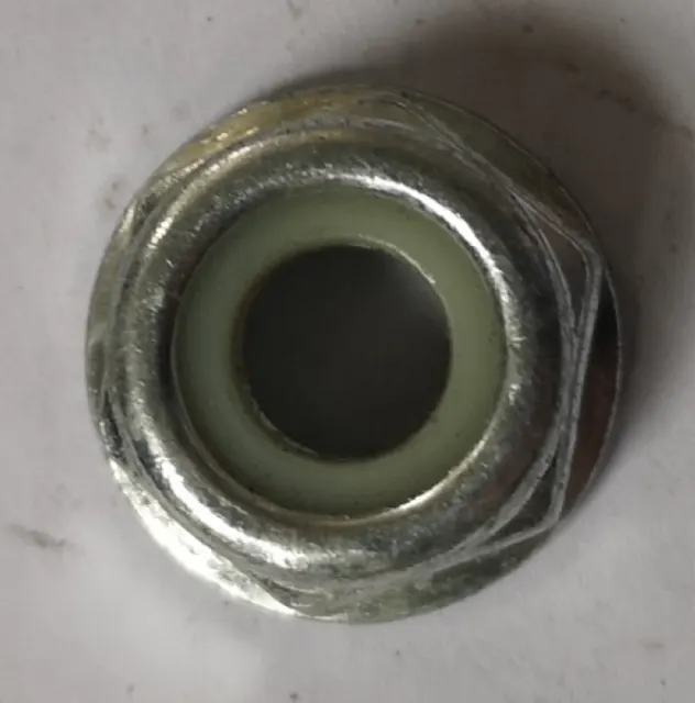 Гайка крепления ножа для бензокосы Champion M10x1.25L самоконтрящаяся 1700026