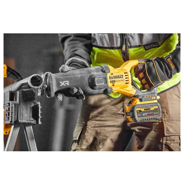 Пила сабельная DeWalt DCS386NT-XJ (без АКБ и З/У)